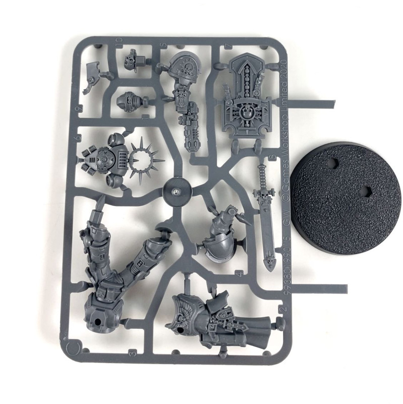 Space Marines Lieutenant With Storm Shield