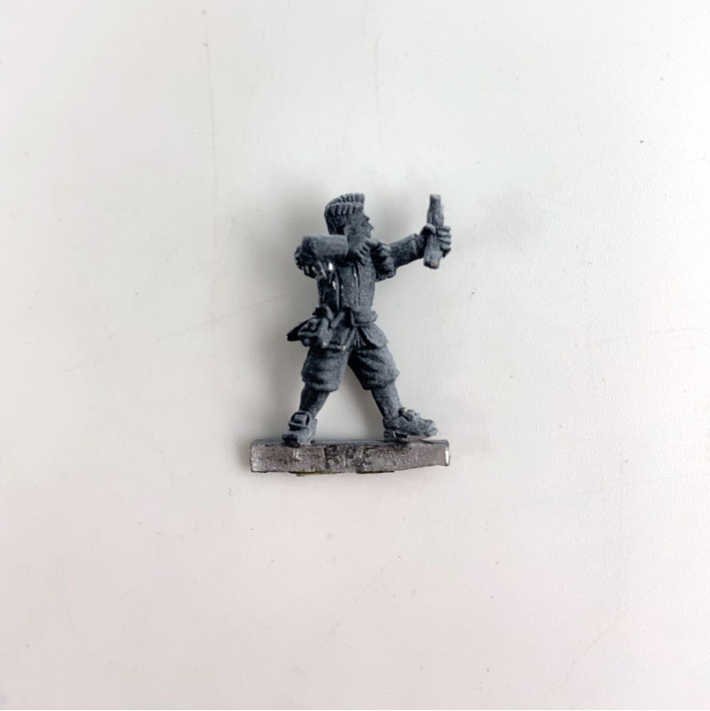 Homme avec lance-pierre