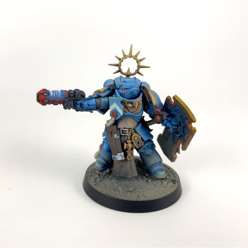 Space Marines Lieutenant With Storm Shield