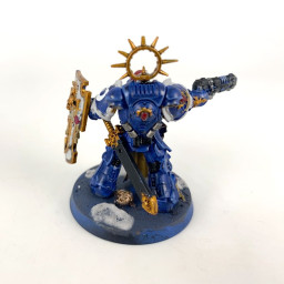 Space Marines Lieutenant With Storm Shield