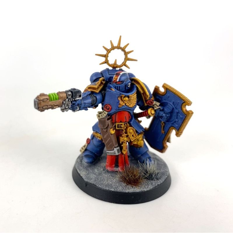 Space Marines Lieutenant With Storm Shield